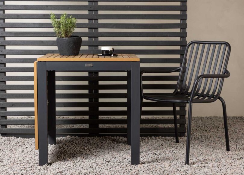 Table de jardin avec plateau rabattable pour petit espace et balcons