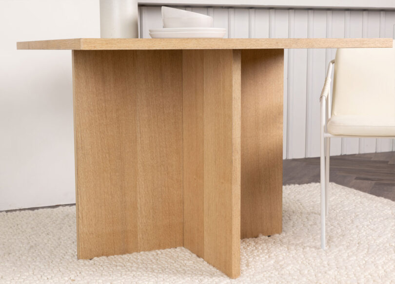 Zoom piétement de la table carrée de 100cm