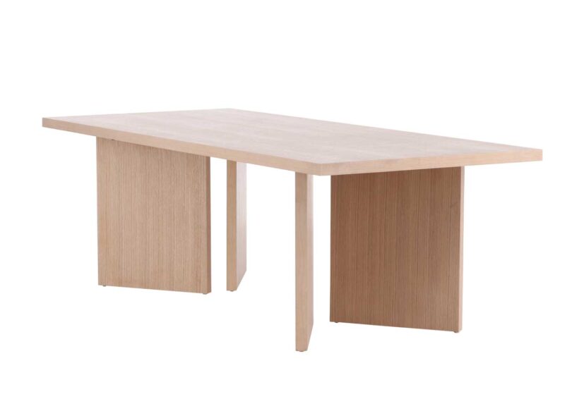 Table à manger vue de face en bois