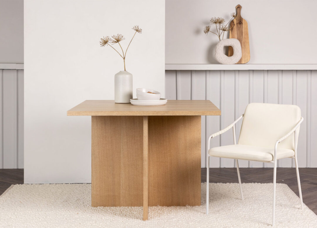 Table de repas carrée en bois naturel
