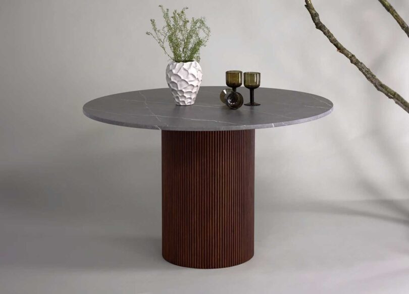 Table de salle à manger en marbre gris et piétement en bois foncé