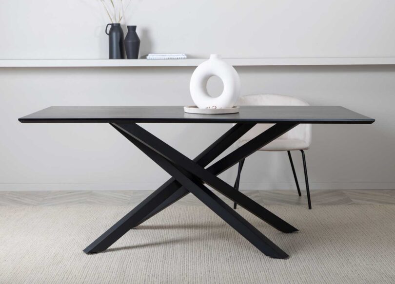 Table de salle à manger en bois noir