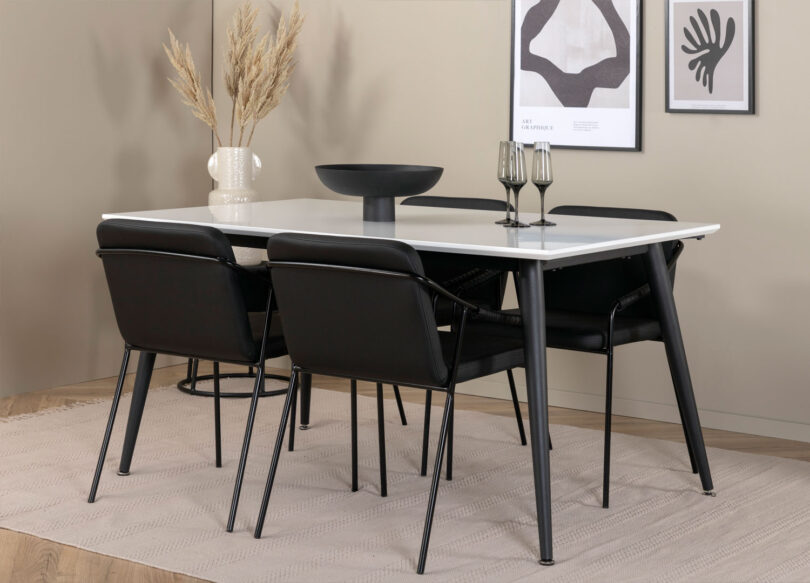 Table de repas blanche et noir avec chaises de séjour en simili cuir noir design