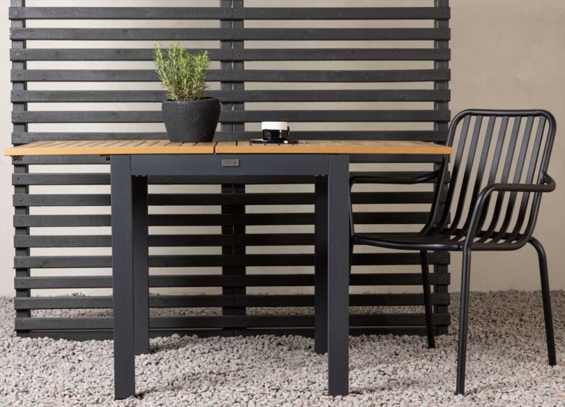 Table d'extérieur en bois composite aspect naturel