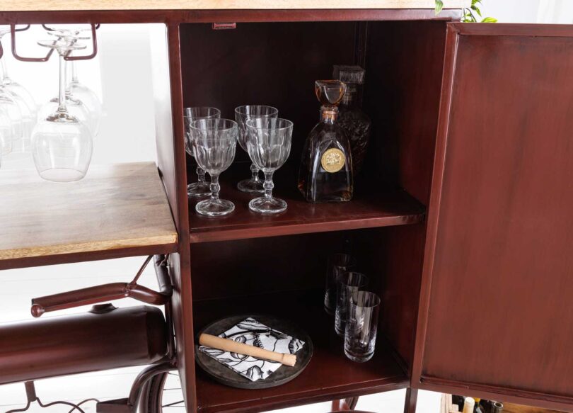 Zoom sur le contenant du compartiment du meuble de bar