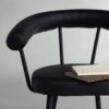 Zoom sur le simili cuir noir de la chaise de séjour