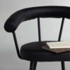 Zoom sur le simili cuir noir de la chaise de séjour