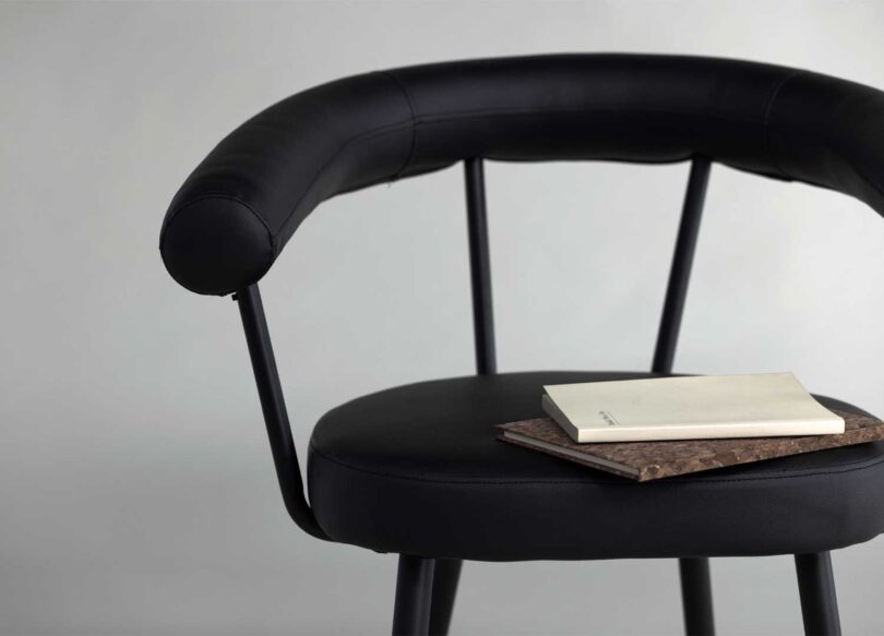 Zoom sur le simili cuir noir de la chaise de séjour