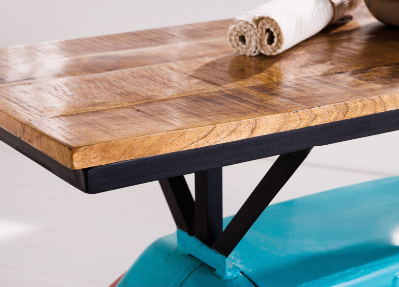 Zoom sur le table en bois de manguier sur le scooter vintage