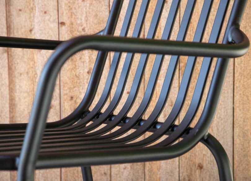 Zoom sur le métal noir de la chaise