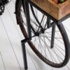 Zoom sur la roue du vélo de bar en acier noir