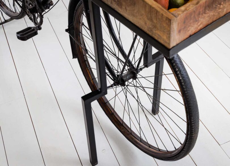 Zoom sur la roue du vélo de bar en acier noir