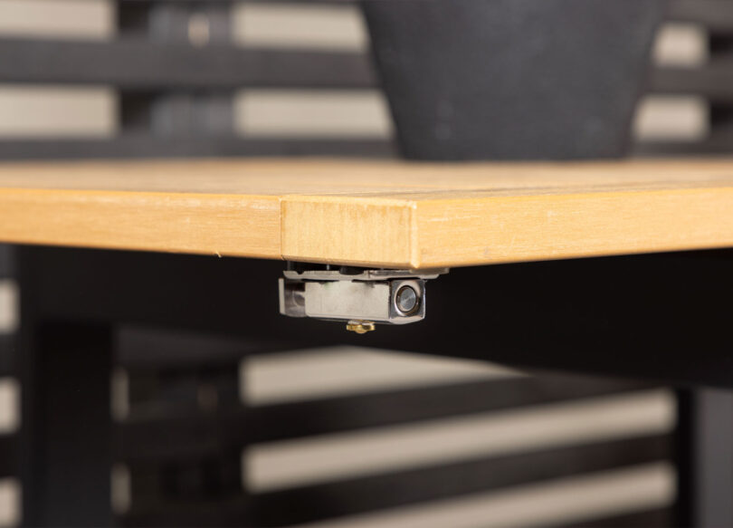 Zoom sur l'attache aimantée du plateau extensible