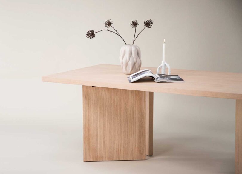 Piétement en bois blanchi naturel de la table rectangulaire