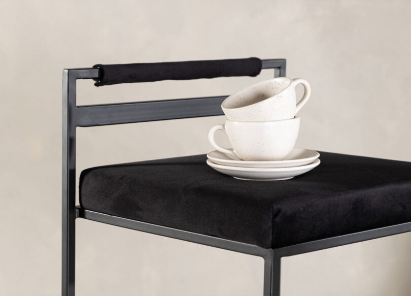 Zoom sur l'assise en velours noir soyeux