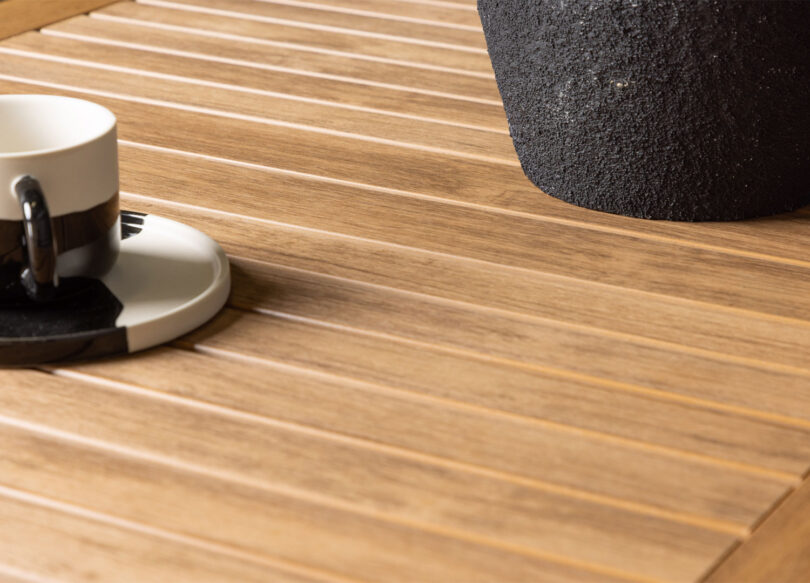 Zoom sur le bois composite aspect naturel