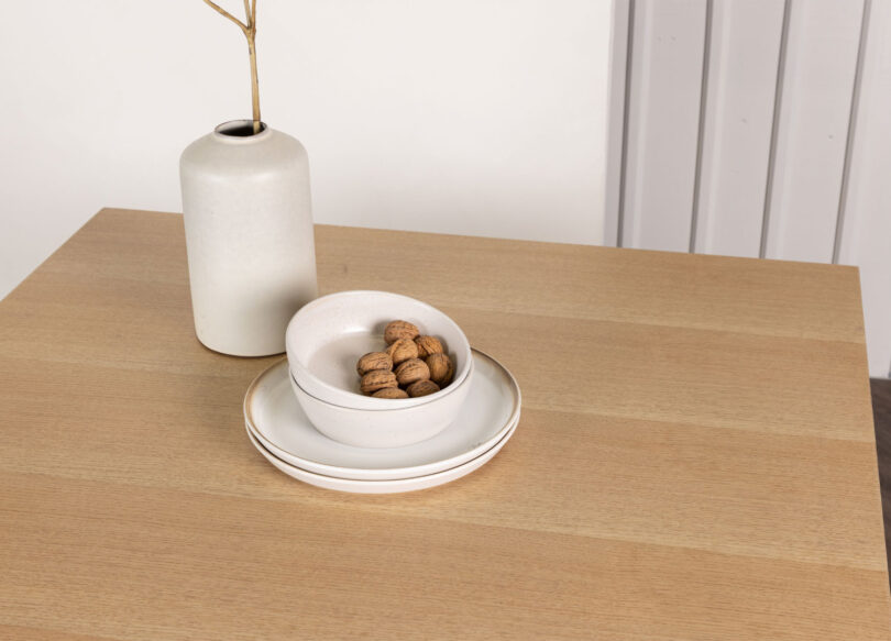 Zoom plateau carrée en bois de la table à manger