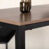 Zoom sur la table de bar en bois aspect Noyer