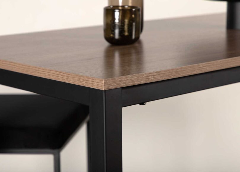 Zoom sur la table de bar en bois aspect Noyer