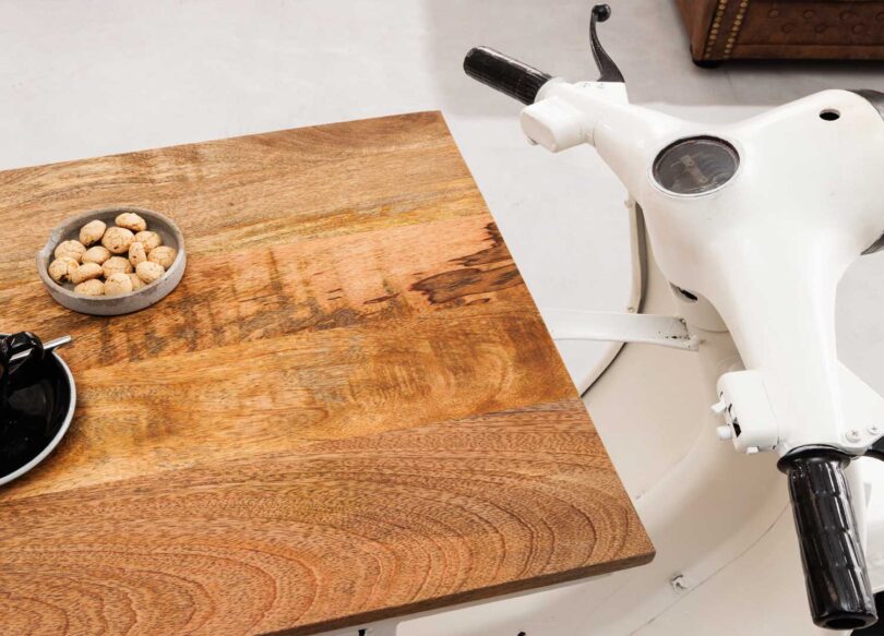 Table en bois de manguier sur scooter vintage