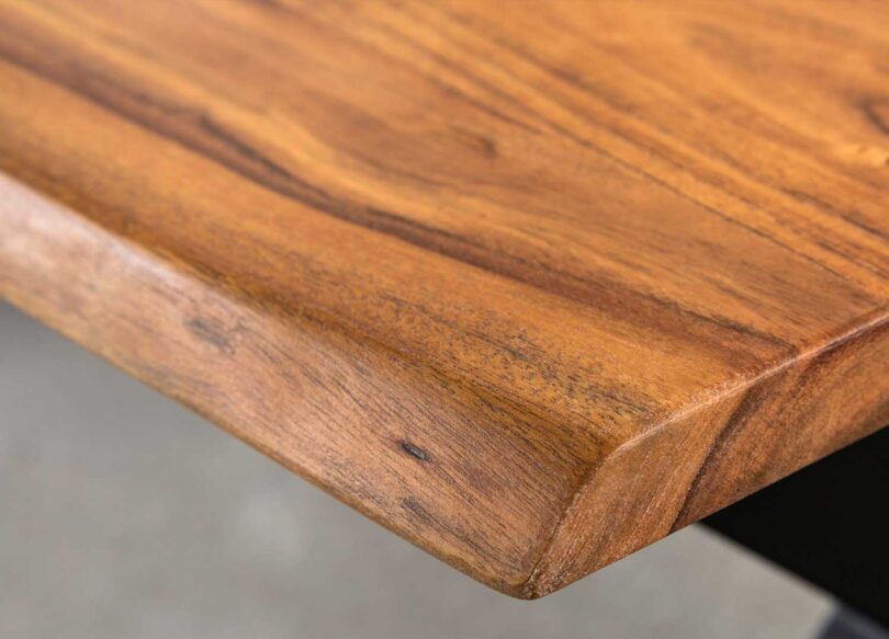 Bord de table ondulé en bois d'acacia