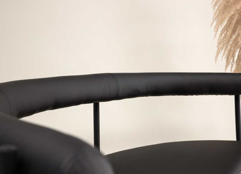 Dossier confortable de la banquette originale noire