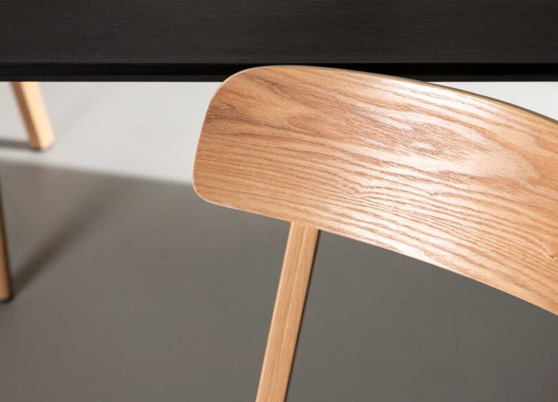Dossier aspect bois de la chaise de séjour