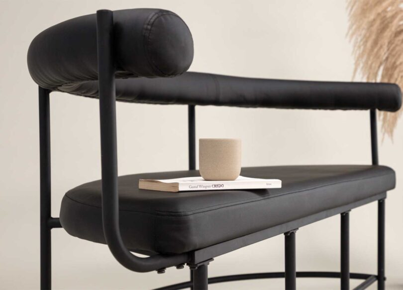 Zoom sur la banquette de séjour en simili cuir