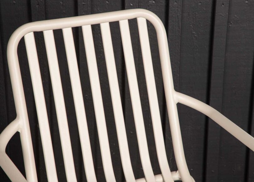 Zoom sur le métal beige de la chaise de jardin