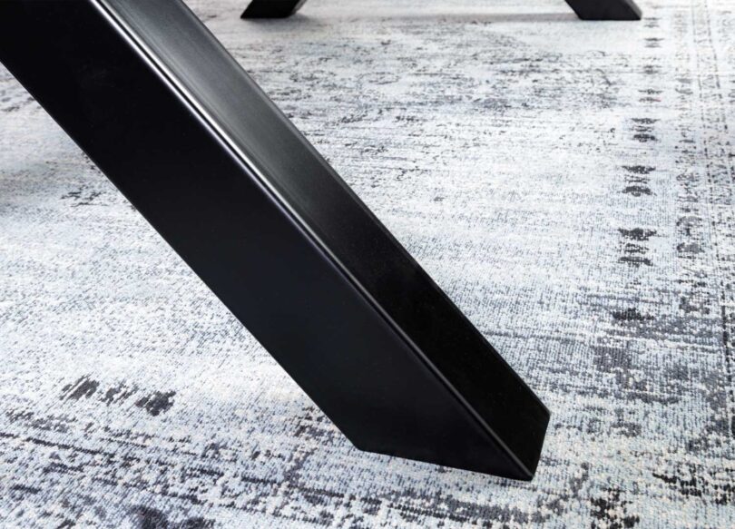 Piétement en métal noir de la table de repas