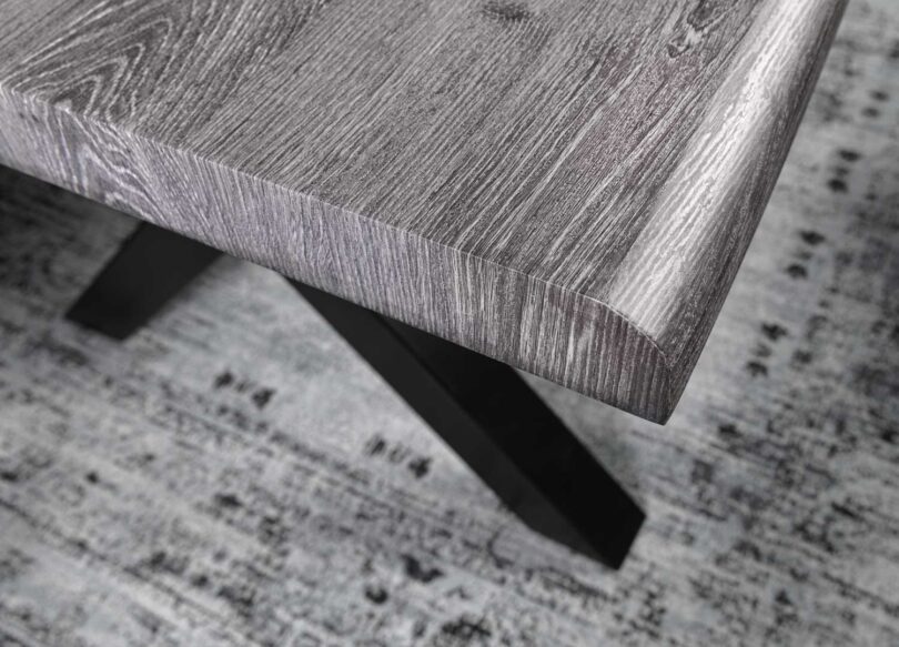 Zoom sur le plateau en bois gris de la table à manger rectangulaire