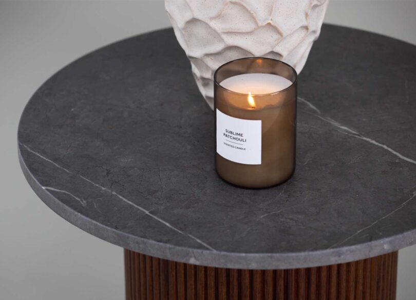 Zoom sur le plateau en marbre gris