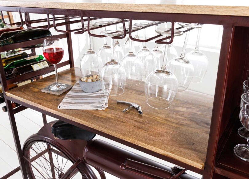 Zoom sur le porte-verres du meuble de bar vintage