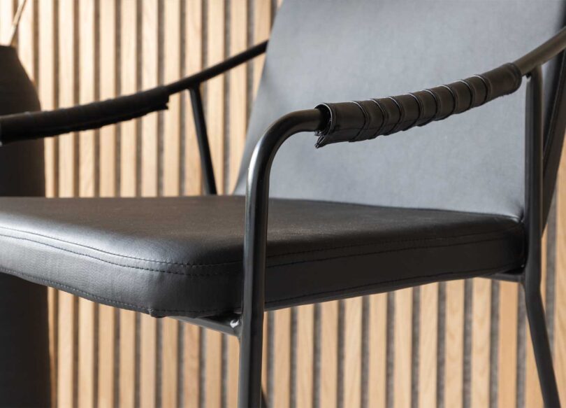 Zoom sur les accoudoirs de la chaise de séjour noir