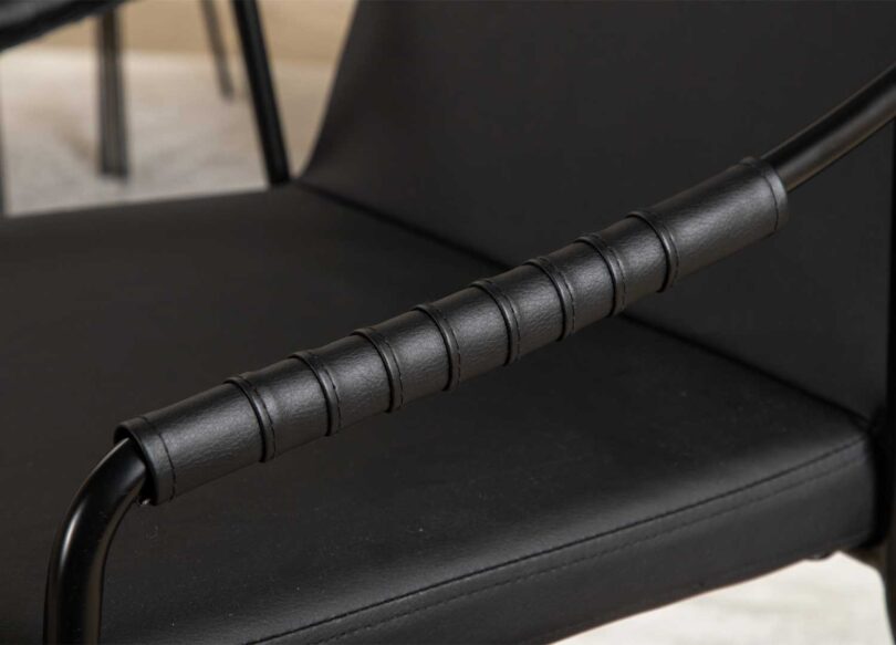 Zoom simili cuir noir de la chaise de séjour