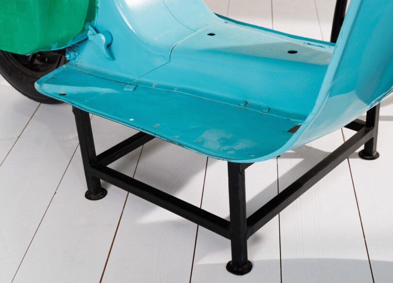 Zoom sur le pied du scooter de bar en métal bleu