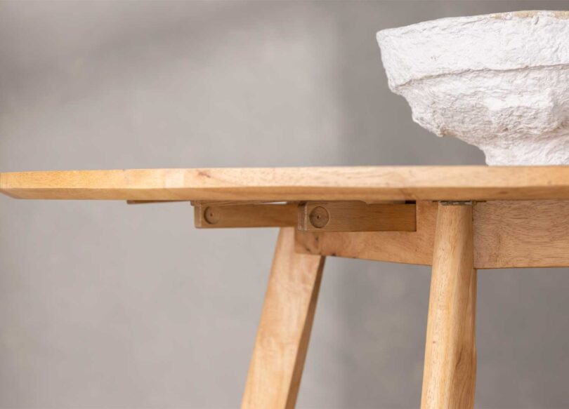 Zoom sur le dessous de l'allonge en bois