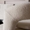 Zoom sur le tissu bouclé blanc du siège rotatif