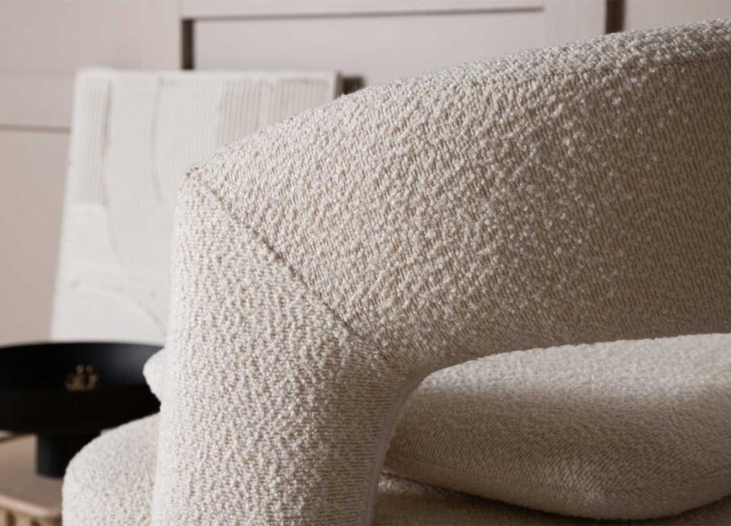 Zoom sur le tissu bouclé blanc du siège rotatif