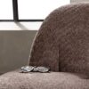 Zoom sur le tissu brun du fauteuil design moderne