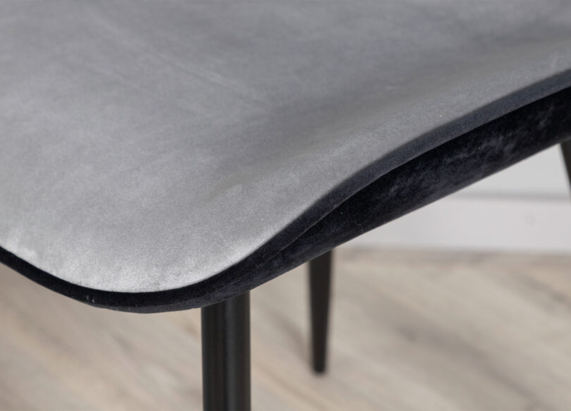 Velours gris de la chaise de salle à manger minimaliste
