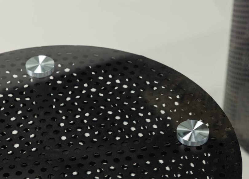 Zoom sur les platines qui retiennent le verre de la table à manger