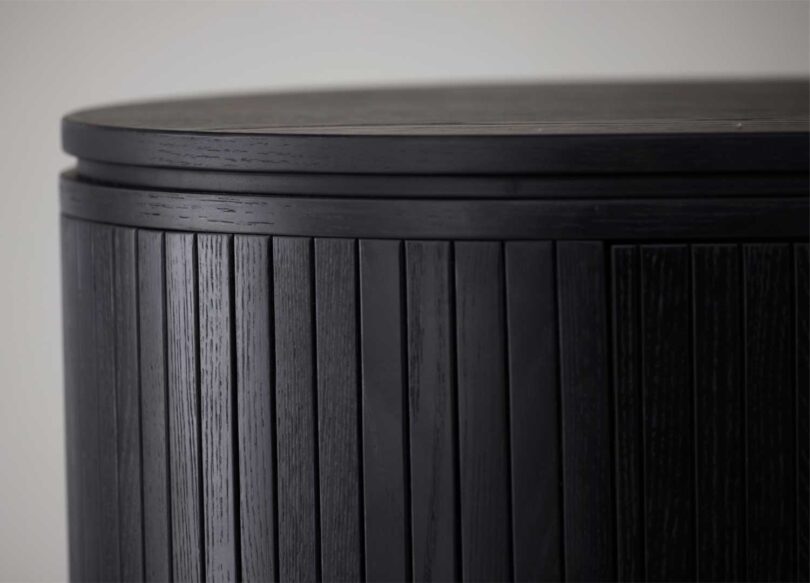 Zoom sur la couleur noir du buffet bahut