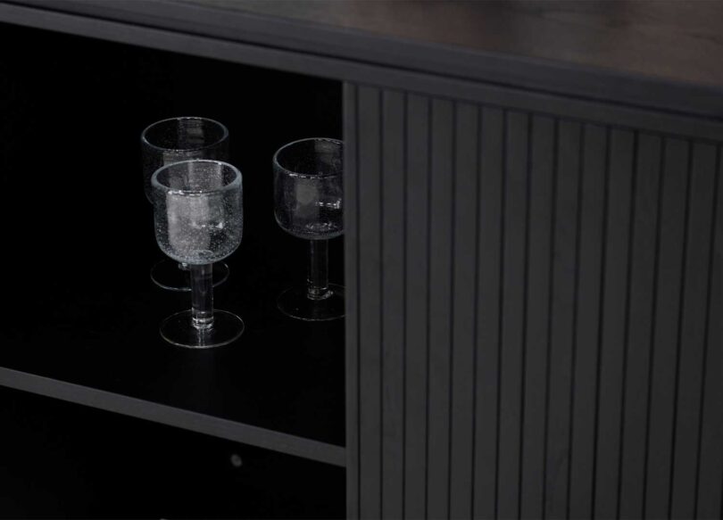 Zoom sur les rainures du buffet noir