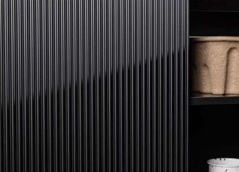 Zoom sur l'aspect tasseaux du buffet noir