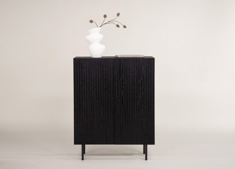 buffet commode 2 portes moderne noir avec pieds en metal noir