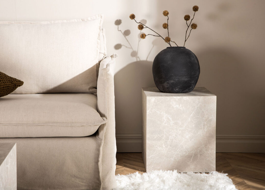 bout de canape en forme de cube tendance marbre beige