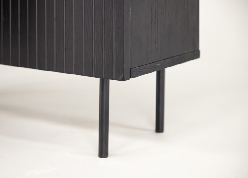 zoom sur les pieds en metal noir design
