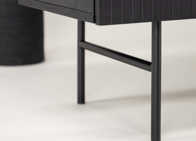 zoom sur les pieds moderne en metal noir
