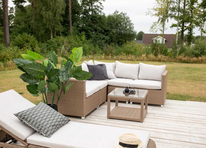 canape de jardin en rotin moderne avec des coussins